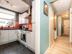 Kjøleskap, mikrobølgeovn, ovn og oppvaskmaskin