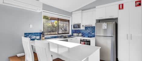 Réfrigérateur, four à micro-ondes, un four, surface de cuisson