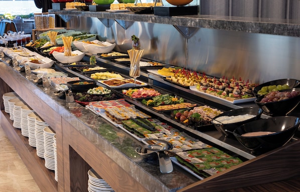 Café da manhã com buffet todos os dias (EUR 15 por pessoa)