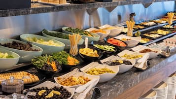 Desayuno buffet diario (EUR 15 por persona)
