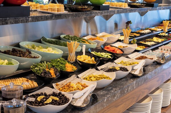 Petit déjeuner buffet (15 EUR par personne)