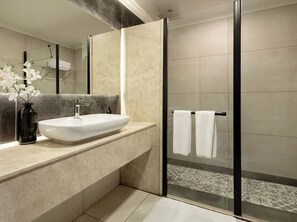 Deluxe Suite | Bathroom | Shower, hair dryer, slippers, towels