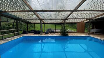 Una piscina cubierta, una piscina climatizada