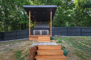 Outdoor spa tub - Smokies Pond Escape/Secluded Mtn cabin w/pond/Fish’n/Hot tub/2 fenced yards/Pets (Pigeon Forge)
