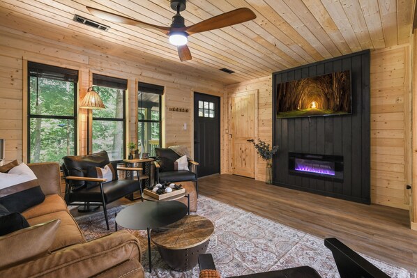 Smart TV, video games - Smokies Pond Escape/Secluded Mtn cabin w/pond/Fish’n/Hot tub/2 fenced yards/Pets (Pigeon Forge)