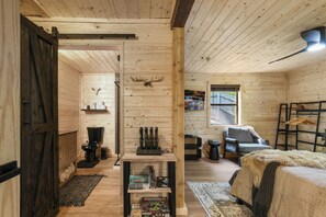 3 bedrooms, iron/ironing board, travel cot, WiFi - Smokies Pond Escape/Secluded Mtn cabin w/pond/Fish’n/Hot tub/2 fenced yards/Pets (Pigeon Forge)