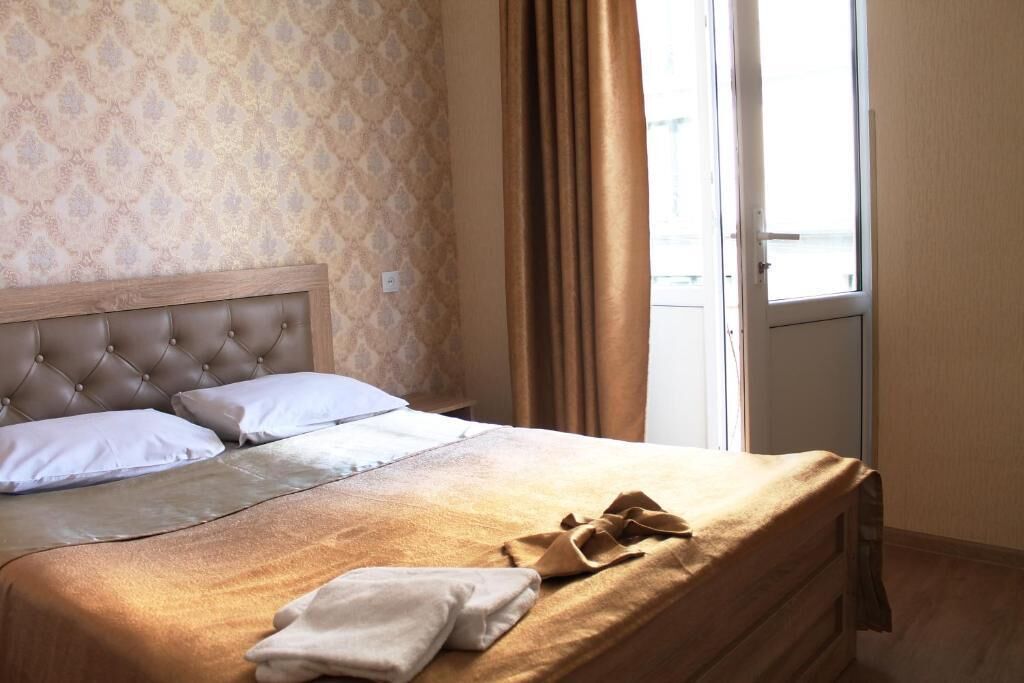 Camera Standard con letto matrimoniale o 2 letti singoli | Una cassaforte in camera, tende oscuranti, insonorizzazione