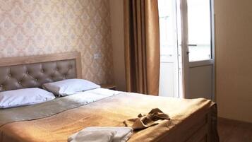 Camera Standard con letto matrimoniale o 2 letti singoli | Una cassaforte in camera, tende oscuranti, insonorizzazione