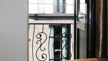 Cofres nos quartos, cortinas blackout, quartos à prova de som