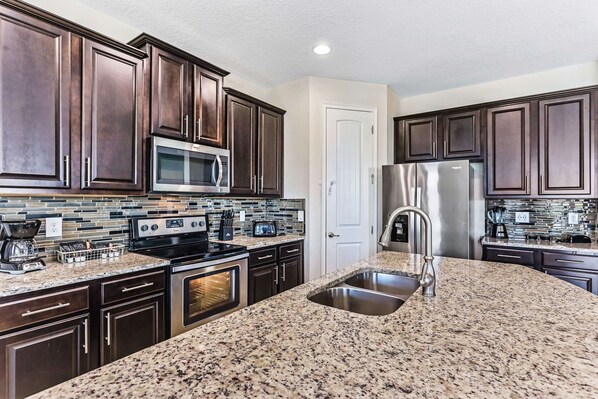 Kühlschrank, Mikrowelle, Ofen, Geschirrspüler