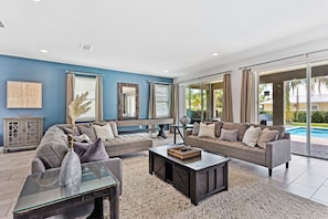 Smart TV, livros, aparelho de som
