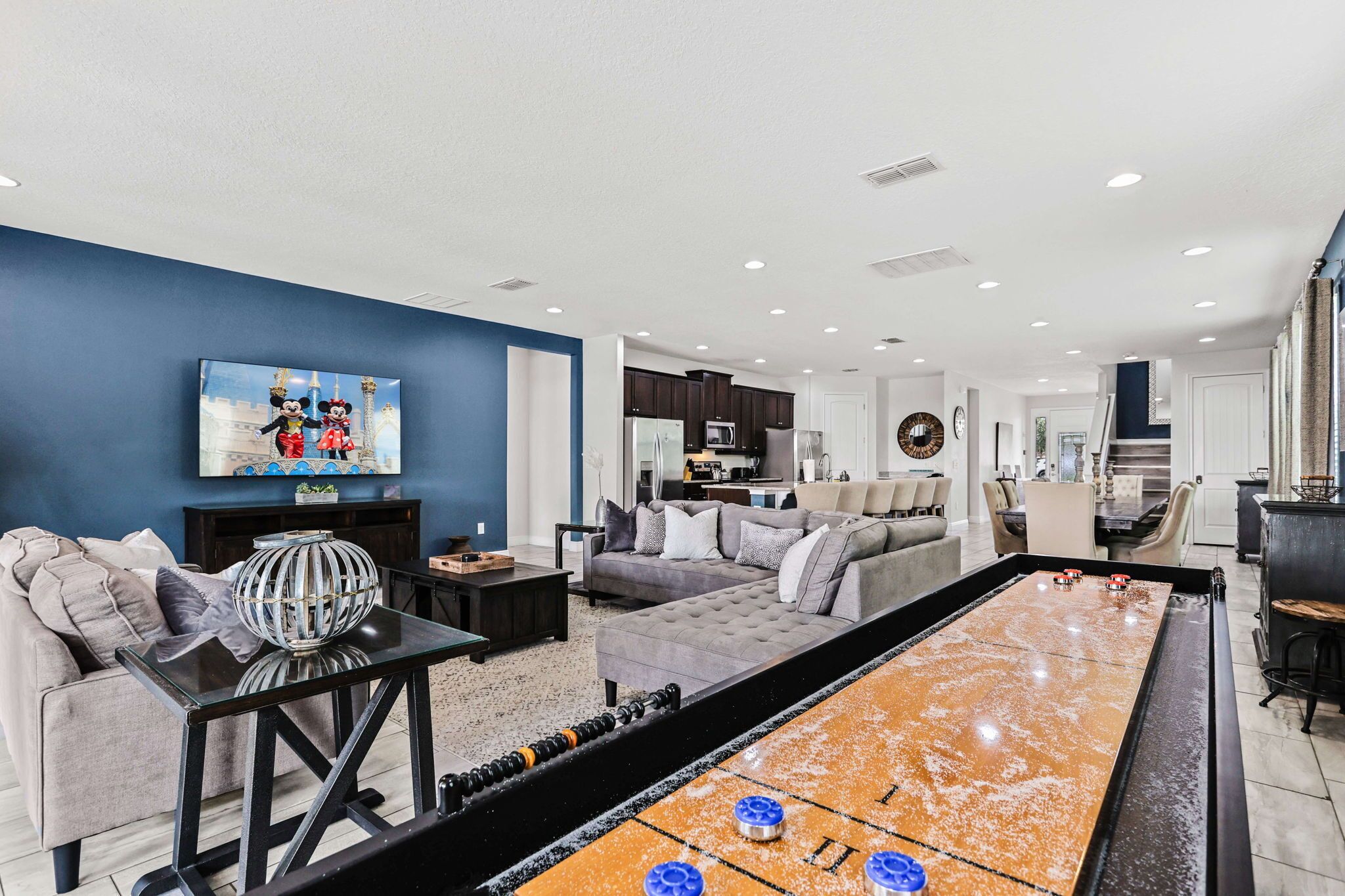 Smart TV, books, stereo