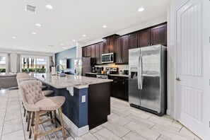 Fridge, microwave, oven, dishwasher - 10 Mins Disney/Private Pool and Hot Tub/Games Room/Arcades/XBox/5000sqft!/Wifi (Kissimmee)