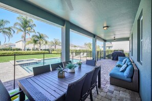 Outdoor dining - AMAZING GAMES ROOM/Exquisite themed bedrooms/10 mins Disney/Movie Room/Free wifi (Bay Lake)