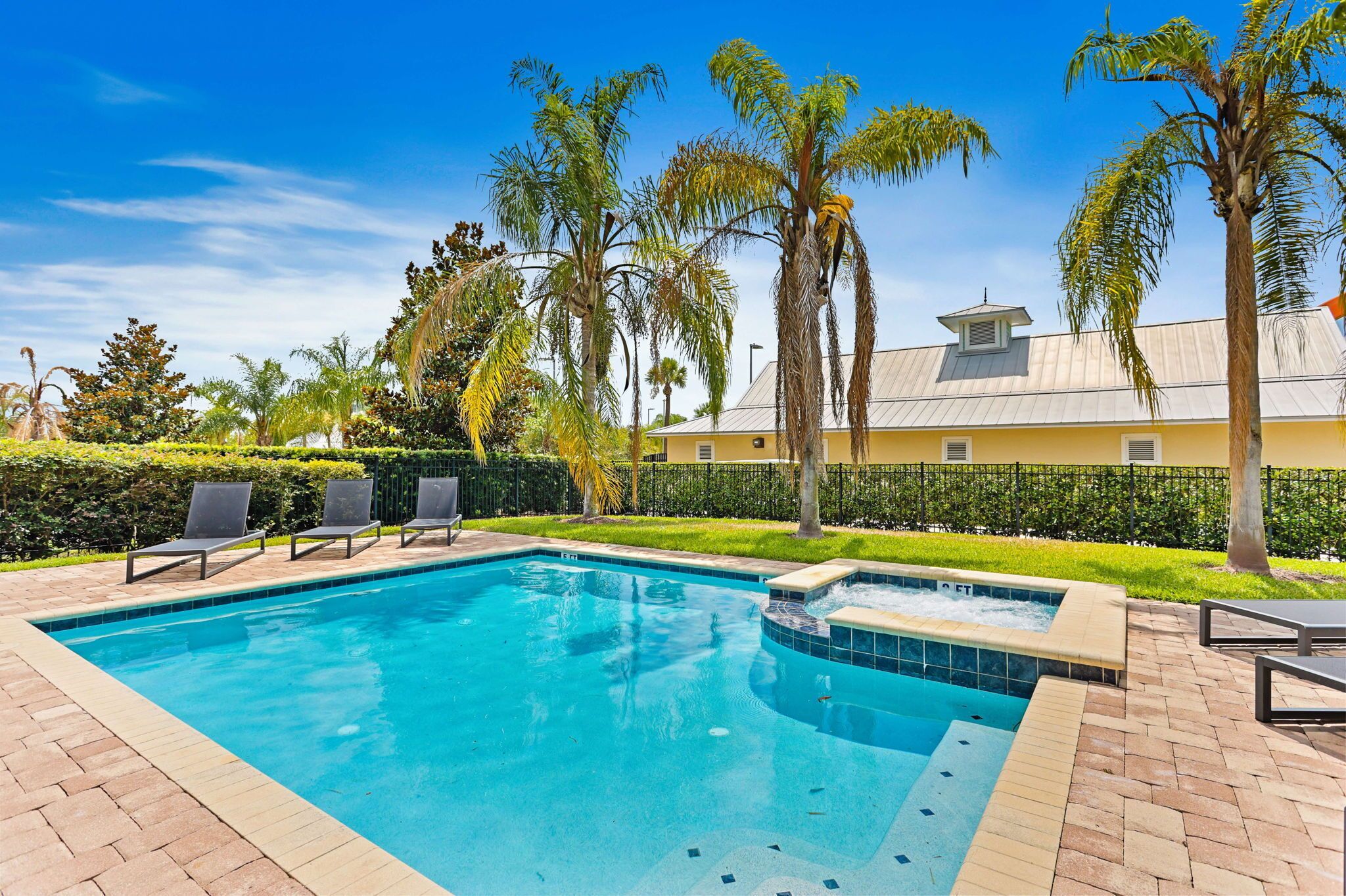 Harry Potter Bedroom-Games Room-Private Pool and Spa-10 mins Disney-Contemporary
