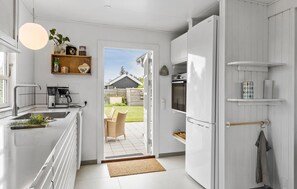 Kjøleskap, ovn, kokeplater og oppvaskmaskin