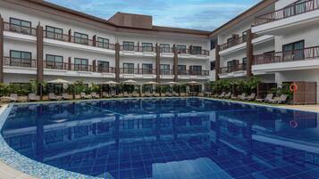 2 hồ bơi ngoài trời