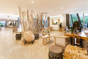 Coin salon dans le hall