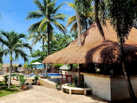 Bar tepi kolam renang