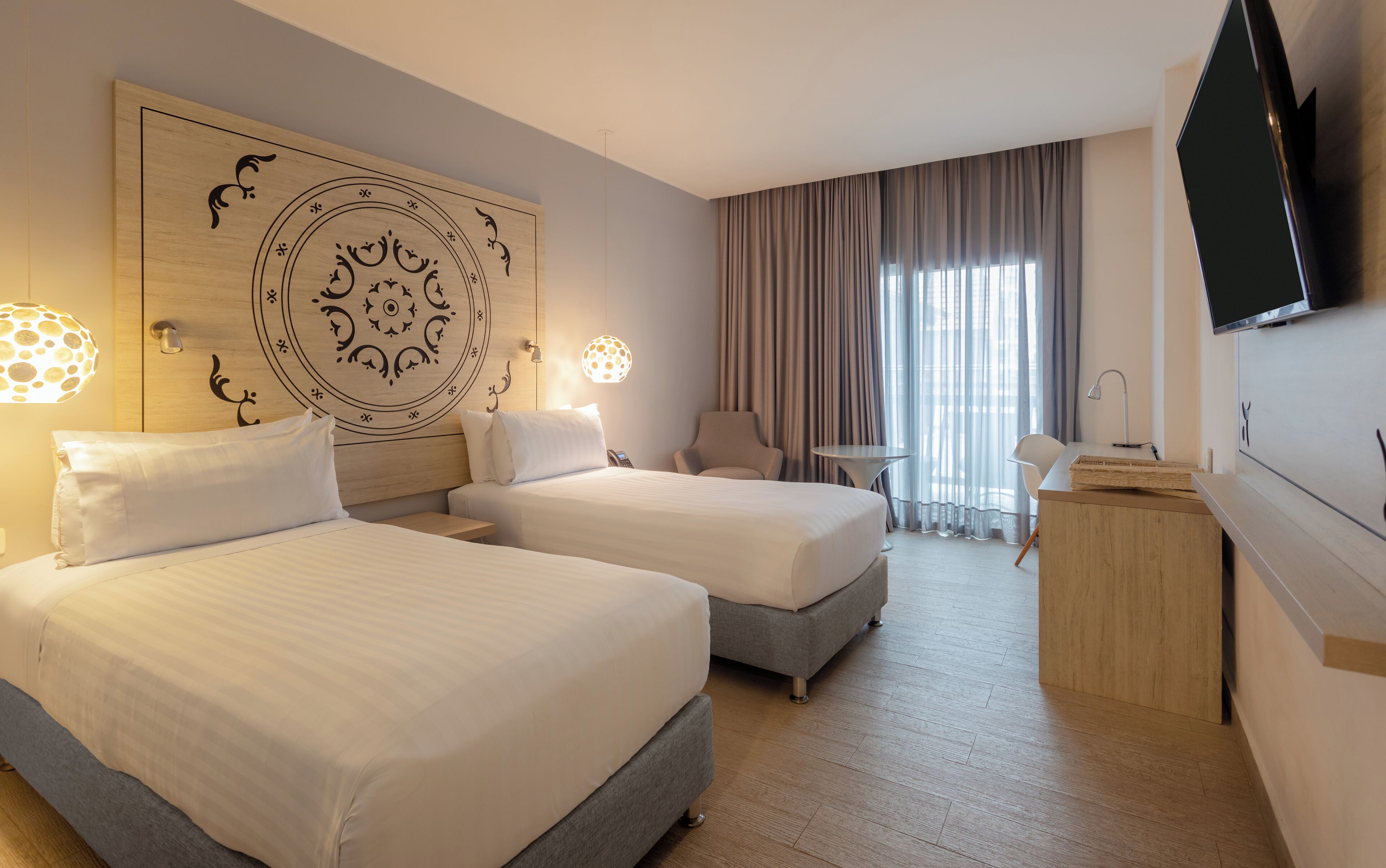 Chambre Deluxe, 1 très grand lit, balcon | Articles de minibar gratuits, coffre-fort, bureau