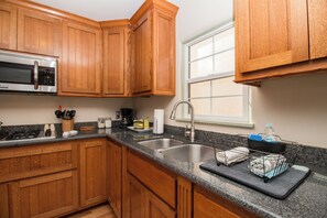 Fridge, microwave, stovetop, coffee/tea maker - Casita Azul - historic duplex in the heart of downtown Paso Robles (Paso Robles)