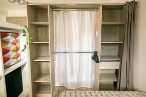 1 habitación, tabla de planchar con plancha, wifi y ropa de cama 