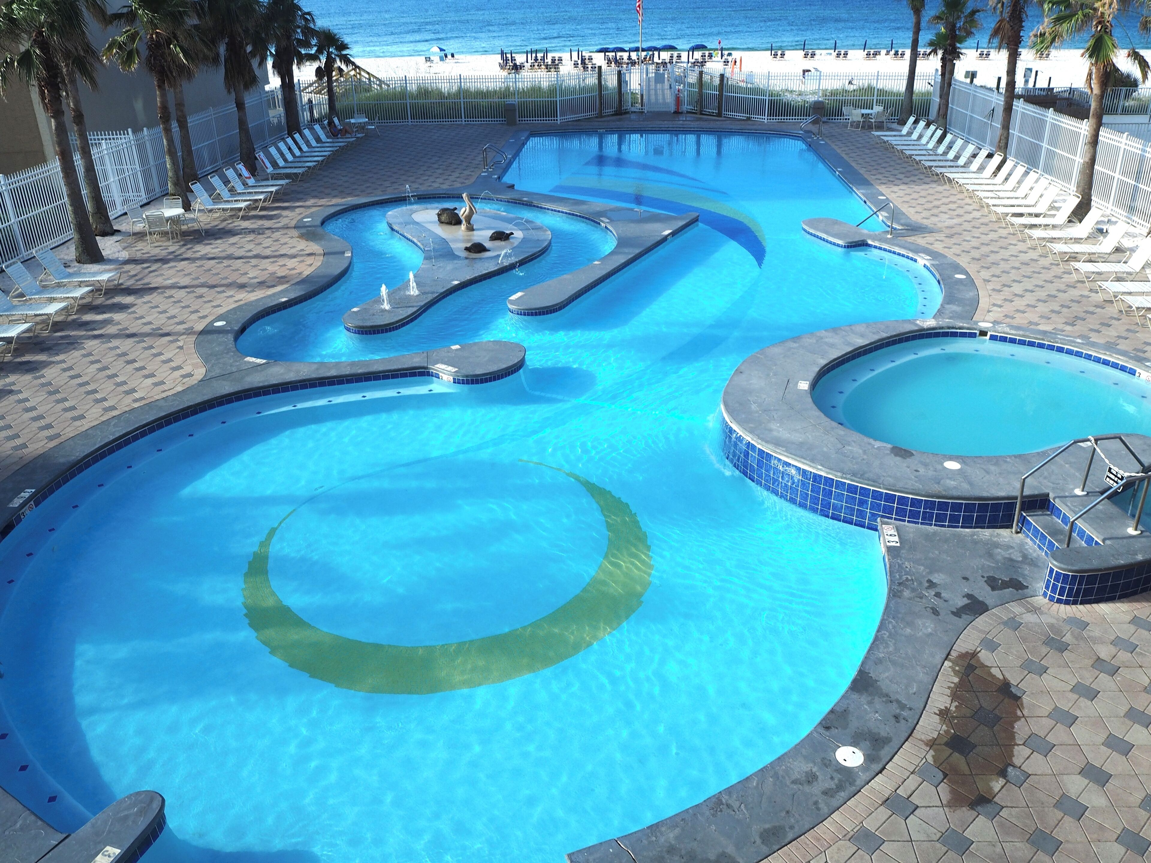 Una piscina cubierta, una piscina al aire libre