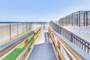 På stranden