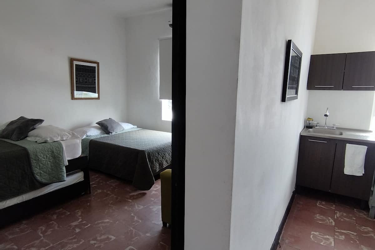 Kamar Double Basic, Bebas Asap Rokok, dapur kecil | Selimut bulu angsa, meja kerja, dan ruang kerja ramah laptop