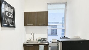 Basic Double Room, Non Smoking, Kitchenette | Private kitchen | Mini-fridge, shared microwave, toaster oven, cookware/dishes/utensils - Loft MN960 Mty centro cerca de todo (Monterrey)