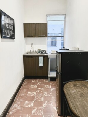 Basic Double Room, Non Smoking, Kitchenette | Private kitchen | Mini-fridge, microwave, toaster oven, cookware/dishes/utensils - Loft MN960 Mty centro cerca de todo (Monterrey)