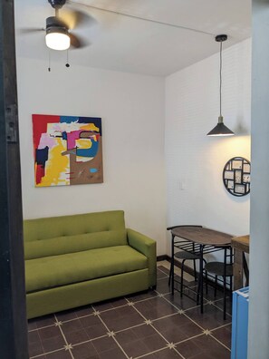 Chambre Double Affaires, non-fumeurs, rez-de-chaussée | Coin séjour | TV connectée de 32 pouces avec chaînes numériques
