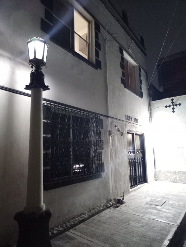 A building with a sign reading "LOFT MIV" and a barred window. - Loft MN960 Mty centro cerca de todo (Monterrey)