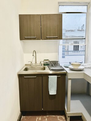 Chambre Double, non-fumeurs, coin cuisine | Cuisine privée | Mini réfrigérateur, micro-ondes dans l'espace commun, four grille-pain