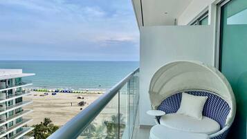 Un balcón con vista a la playa y al océano.