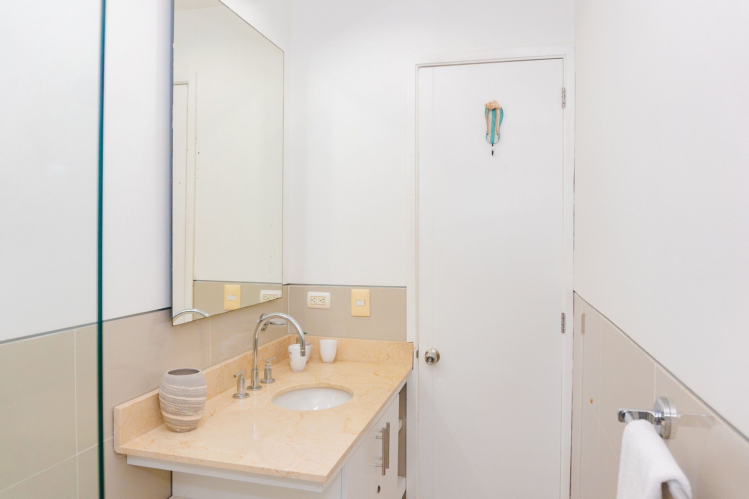 Apartamento | Baño | Ducha, secador de pelo, toallas y champú