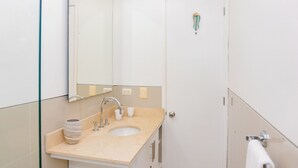 A bathroom with a sink, mirror, and towel rack. - U-GO Edificio Morros Ultra (Cartagena)