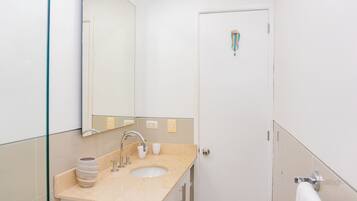 Apartamento | Baño | Ducha, secador de pelo, toallas y champú