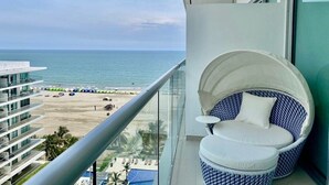 Un balcon avec vue sur la plage et l’océan.