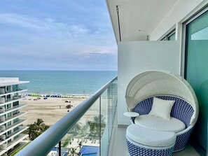 Un balcón con vista a la playa y al océano.