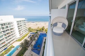 Ein Balkon mit Blick auf Strand und Pool.