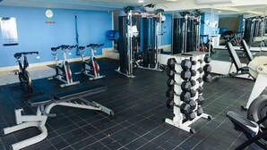 A gym with exercise equipment, a bench, and a rack of dumbbells. - U-GO Edificio Morros Ultra (Cartagena)