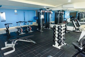 A gym with exercise equipment, a bench, and a rack of dumbbells. - U-GO Edificio Morros Ultra (Cartagena)