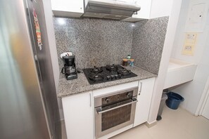 Departamento | Cocina privada | Cafetera de espresso, cafetera y tetera y refrigerador con congelador 