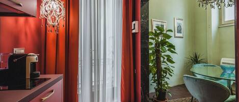 Appartamento | Cucina privata | Frigorifero, piano cottura, macchina per caffè espresso