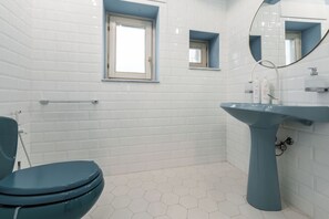 Apartment | Bathroom | Shower, hair dryer, towels, soap