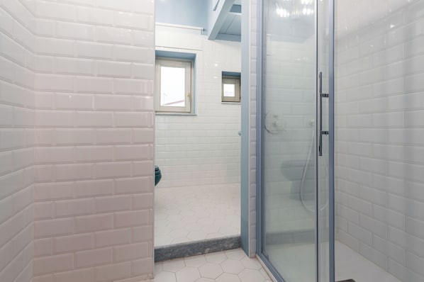 Apartment | Bathroom | Shower, hair dryer, towels, soap
