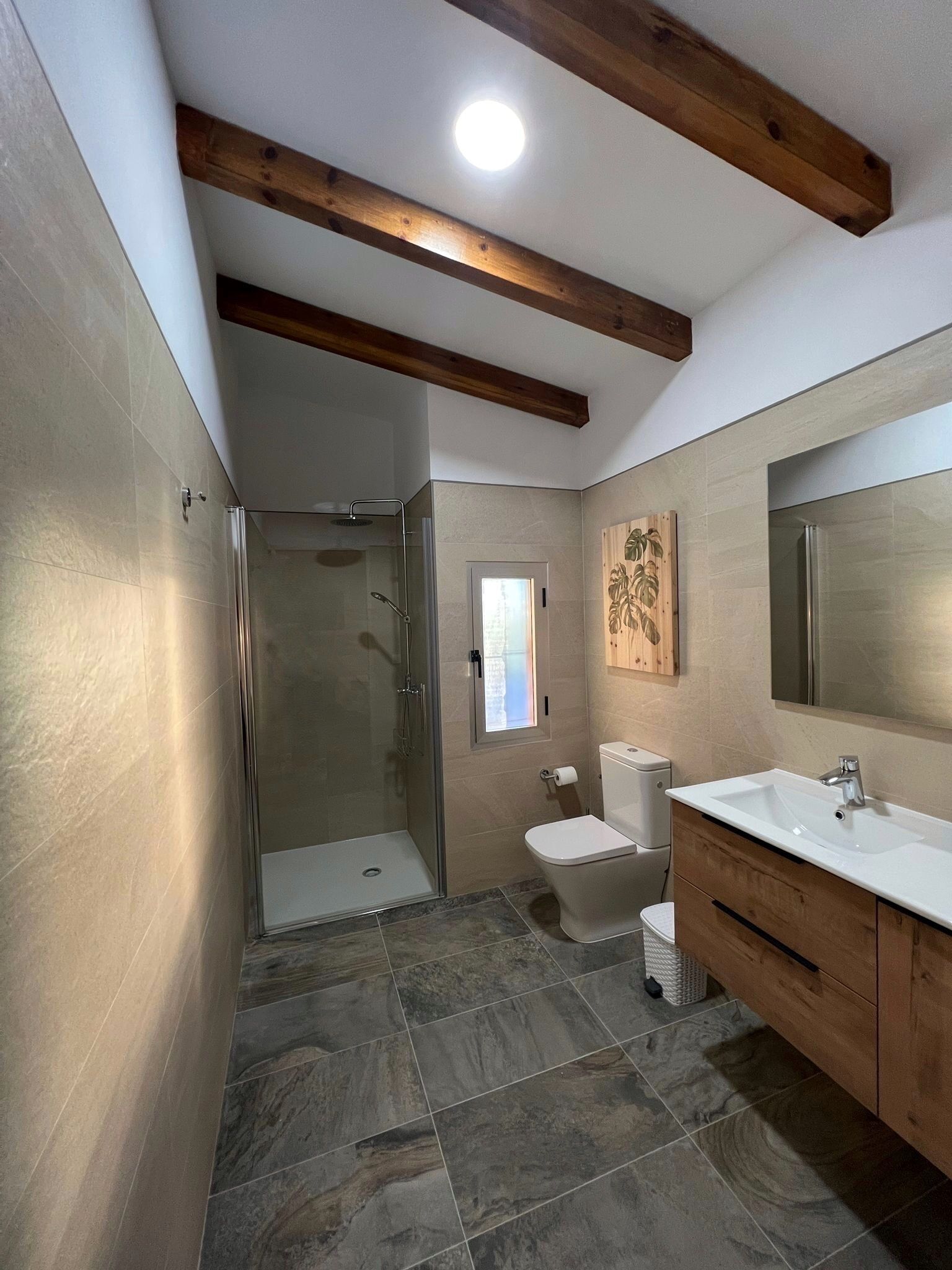 Ein modernes Badezimmer mit Dusche, Toilette und Waschtisch.