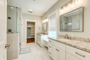 Maison, plusieurs lits, patio, vue océan | Salle de bain