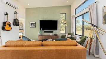 Smart TV, livros, aparelho de som